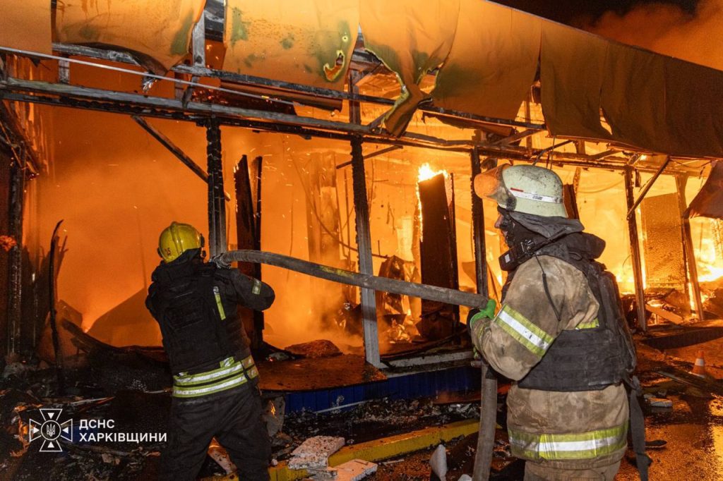 ДСНС показала кадри гасіння пожежі через удар по ТЦ в Харкові ДСНС показала кадри гасіння пожежі через удар по ТЦ в Харкові