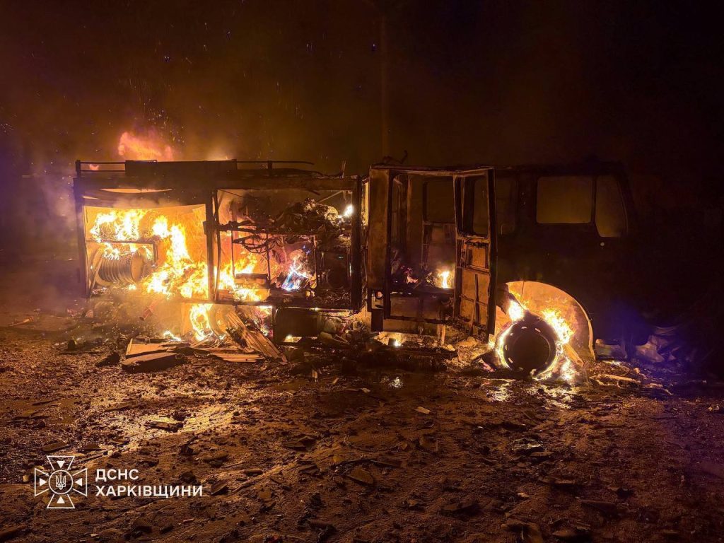 ДСНС показала кадри гасіння пожежі через удар по ТЦ в Харкові ДСНС показала кадри гасіння пожежі через удар по ТЦ в Харкові