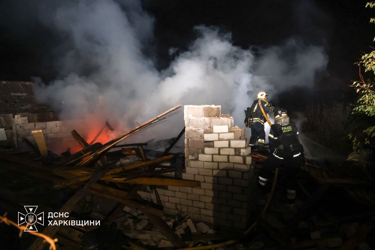 Рятувальники в ночі тушать пожежу після обстрілу.